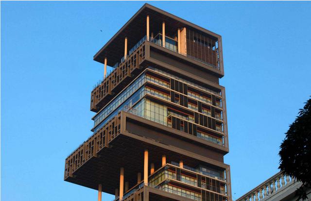 FOTO 12 | ANTILIA, BOMBAY: 2.3 MIL MILLONES DE DÓLARES.
La residencia privada más cara del planeta, Antilia es la casa en Bombay del multimillonario Mukesh Ambani. La torre superostentosa que tiene 27 pisos se completó en 2010, y se cree que le costó a su dueño la impresionante cantidad de 2 mil millones de dólares (£1.4 mil millones).