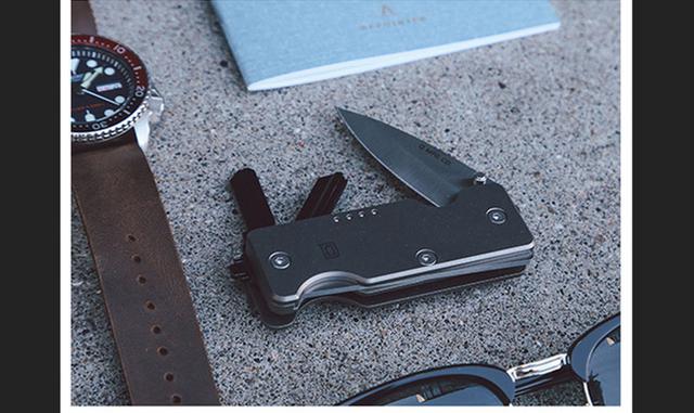 24.	Quiet Carry Mini Q Knife: Esta multi herramienta es ideal para todo; desde pasar un fin de semana en el bosque hasta abrir una cerveza en una barbacoa en el patio trasero, el cuchillo Mini Q de Quiet Carry es estéticamente agradable y altamente prácti