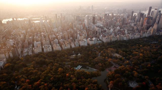 El sol naciente ilumina la vegetación del Central Park en Nueva York, teniendo como telón de fondo su ‘selva’ de concreto. (Foto: Reuters)