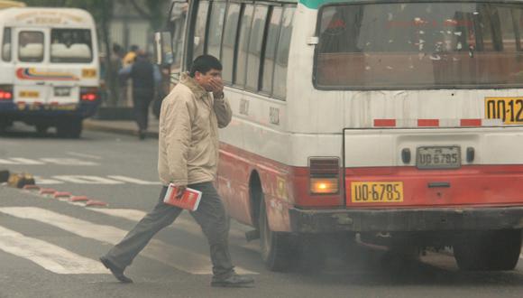 Como causante de estos elevados niveles de contaminación el estudio apunta principalmente a las emisiones de los vehículos y la gran congestión de tráfico. (Foto: Miguel Bellido / Archivo El Comercio).