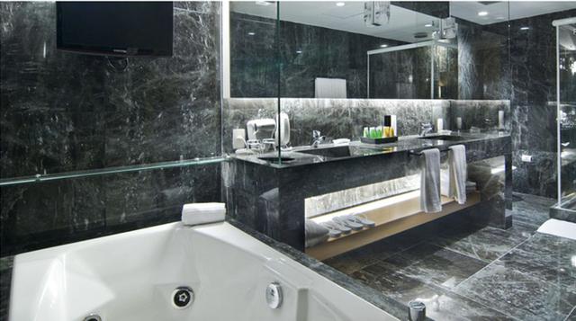 5.- Hotel Luzeiros en São Luis (Brasil). Tiene un precio promedio por noche de US$ 65. Con espectaculares vistas a la Bahía de San Marcos, este es el hotel más económico en su categoría, en primera línea frente a la playa. Cuenta con una piscina que casi 