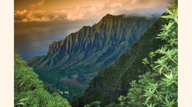 2. Molokai, Hawái:  Algunos dicen que Molokai es como se veían las islas de Hawái hace 50 años. Otros dicen que así es como el mundo tiene que esforzarse para ser en el futuro. Esta isla tiene cascadas escondidas, ruinas antiguas y el orgulloso legado nat