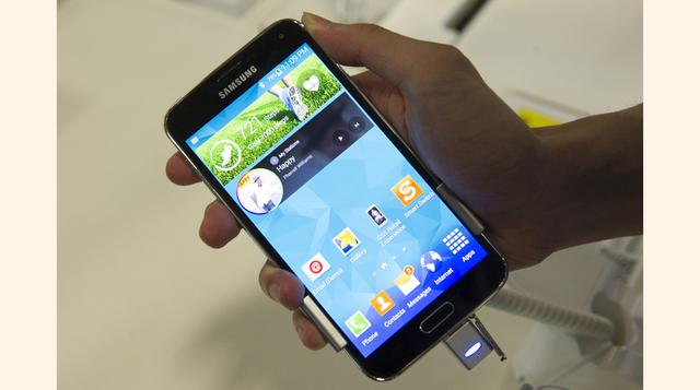 Samsung Galaxy S5. Su software es la ultimísima versión de Android y cuenta además con pantalla de alta resolución, una interfez renovada y un manejo sencillo e intuitivo. (Foto: Bloomberg)