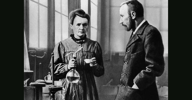 Foto 2 | La historia de la familia francesa Curie se funde con la de los Premios Nobel. En 1903 la pareja Pierre y Marie Curie recibió el premio de Física, y en 1911 Marie Curie recibió el premio de Química, convirtiéndose en la única doble ganadora. (Foto: iStock)