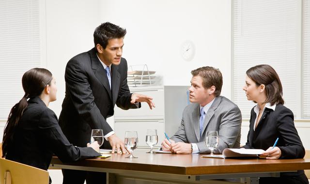 FOTO 9 | 9. Haces todo tú solo. Es imposible hacer todo tú solo. Digamos que acabas de lanzar una startup, necesitas contratar a personas que compartan tus fortalezas y disminuyan tus áreas débiles.

Aprende a delegar. Este es uno de los secretos que raramente te dirán, pero si quieres que tu negocio crezca, tienes que hacerlo.