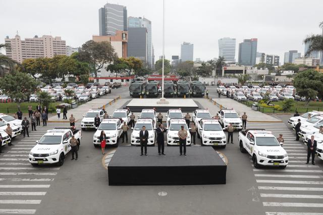 La entrega de vehículos se realizó en la explanada del Ministerio del Interior.  (Foto: Anthony Niño de Guzmán / GEC)