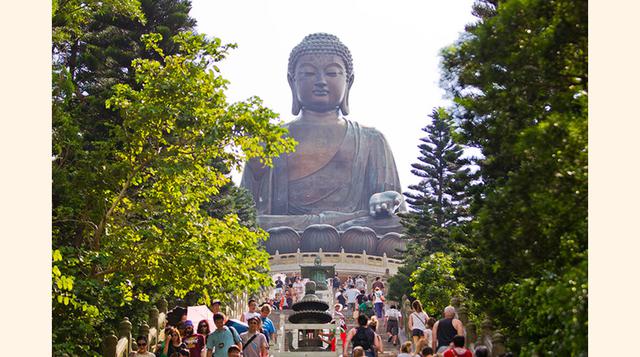 El Buda gigante de Lantau es una impresionante estatua de bronce, en cuyo interior hay 240 escalones.