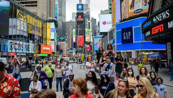 La gente ve una actuación durante un evento en Times Square el 11 de junio de 2021. (Foto de Angela Weiss / AFP).