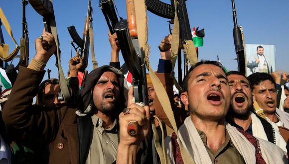La gente grita consignas y sostiene armas durante una protesta contra una operación multinacional para salvaguardar el transporte marítimo del mar Rojo tras los ataques aéreos de Estados Unidos y el Reino Unido contra instalaciones militares hutíes, en Saná, Yemen, el 12 de enero de 2024 | Foto: EFE/EPA/YAHYA ARHAB