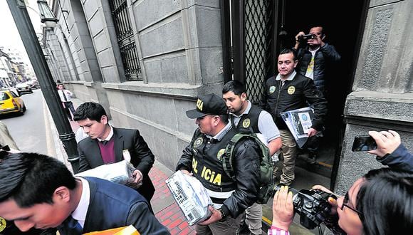 Alto nivel. Policía y Fiscalía retiraron documentos de la oficina parlamentaria de la aprista. (Foto: Anthony Niño de Guzmán)