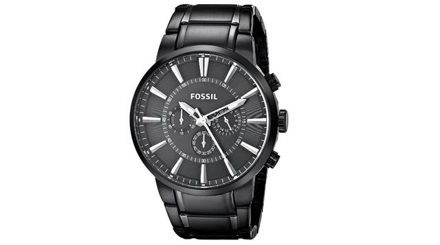 Fossil. Este cronógrafo Fossil es elegante al estilo de un súper detective, con ese fuerte contraste de plata y negro que resalta en la esfera. Reloj de acero inoxidable Fossil Machine Chronograph Smoke, US$ 155, disponible en Amazon.