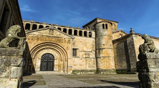 16. Santillana del Mar, Cantabria, España. Le dicen la villa de las tres mentiras porque ni es santa ni es llana ni tiene mar. Poco importa eso a sus adoquinadas calles de piedra, todas parecen pelearse por morir en la Colegiata de Santa Juliana, el edifi