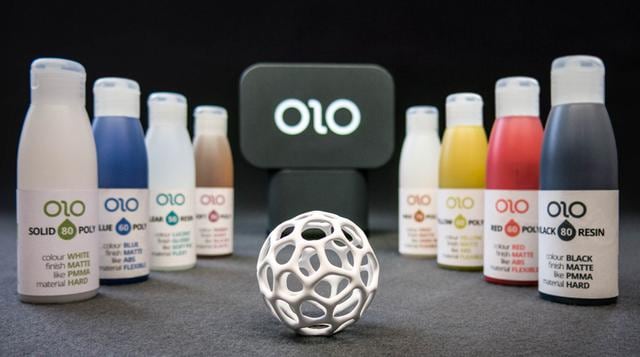 Para imprimir un objeto solo se tiene que cargar a la aplicación móvil de OLO. Una vez hecho, se coloca el smartphone debajo de la base (cámara de resina), se echa la cantidad necesaria de resina, colocamos la parte superior de OLO, y todo estará listo pa