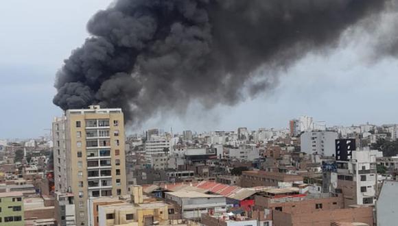 Un incendio se registra en la calle Lima, en el distrito de San Miguel | Foto: @ElenaMansilla