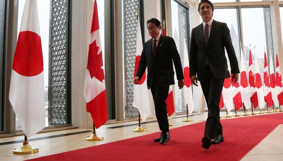 El primer ministro de Canadá, Justin Trudeau, y la primera ministra japonesa, Kishida Fumio, caminan juntos después de una conferencia de prensa el 12 de enero de 2023 en Ottawa, Canadá. (Foto de Dave Chan / AFP)