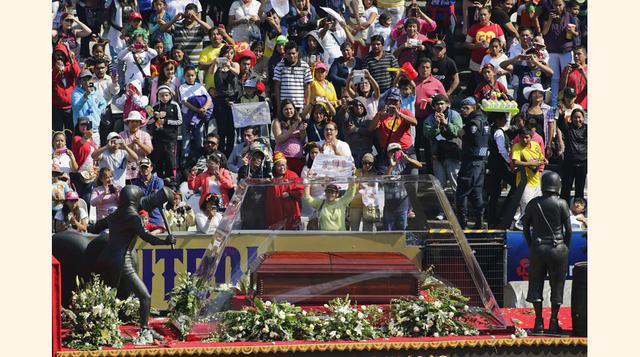 "¡Chespirito, Chespirito!", "¡Chavo, Chavo!", gritaban los seguidores al paso de los restos mortales de su ídolo. (Foto: Reuters)
