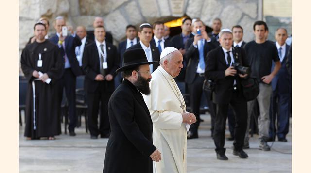 El Papa Francisco camina junto al jefe sefardí rabino Yitzhak Yosef durante una ceremonia en Jerusalén. (Foto:Reuters)