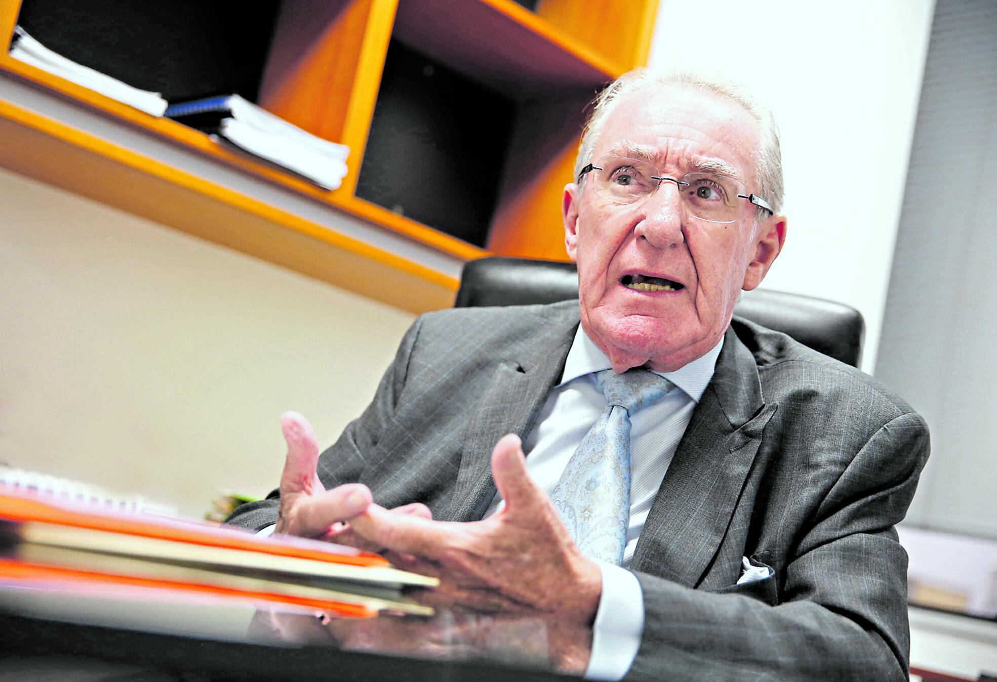 FOTOS EN LA ENTREVISTA CON AUGUSTO BAERTL, PRESIDENTE DEL DIRECTORIO DE LA EMPRESA CONSTRUCTORA GRAÑA Y MONTERO.