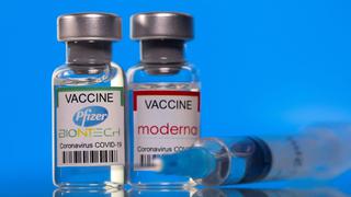 Agencia Europea afirma que hay casos de trombos tras vacunar con Pfizer y Moderna, pero no preocupan