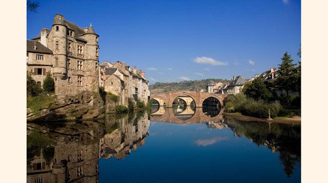Espalion, Francia,parte de una de las posibles rutas jacobeas por suelo francés, el pueblo de Espalion es célebre por su Pont-Vieux, fechado en el siglo XIII y Patrimonio de la Humanidad, y por el bello castillo que se levanta sobre una de las orillas del