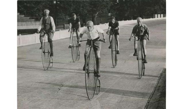 Londres, septiembre de 1935. en una carrera ciclista celebrada recientemente, tomó parte y realizó una lucida actuación, el equipo que capitaneaba el famoso deportista hill de setenta y ocho años. no eran mucho más jóvenes sus compañeros de equipo, ni tam