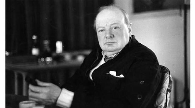 En la guerra solo te pueden matar una vez, pero en política muchas. Winston Churchill 1874–1965) estadista conservador y primer ministro (1940–5, 1951–5) británico.