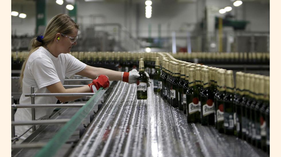 Un trabajador revisa botellas de cerveza en la planta Pilsen Prazdroj (Pilsner Urquell) en Plzen, República Checa. Anheuser-Busch InBev lanzó el miércoles su oferta por más de US$ 100,000 millones por su rival más cercana, SABMiller. (Foto: Reuters)