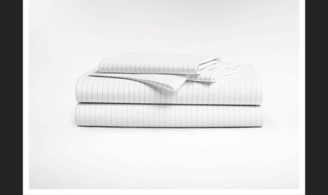 14.   Brooklinen: La Colección Classic de Brooklinen lo llevará rápidamente al país de los sueños en muy poco tiempo. Este conjunto de algodón fresco y ultra-transpirable está libre de químicos dañinos y la construcción suave y duradera le hará sentir com