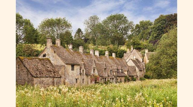 Bibury (Gloucestershire). Arlington Row es la estampa por excelencia de este pueblo. Una imagen grabada en los pasaportes británicos y que recrea los antiguos almacenes de lana del siglo XIV que se conglomeran junto al río Coln. Bibury es un lugar idílico