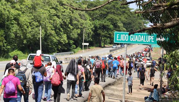 Migrantes indocumentados, en su mayoría venezolanos, caminan en caravana, hoy, en el municipio de Tapachula, en el estado de Chiapas (México). (Foto: Juan Manuel Blanco | EFE)
