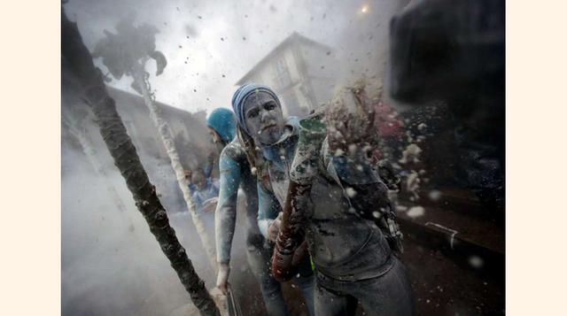 Laza, España; Los participantes en una batalla de harina durante la semana del O Entroido, el 8 de febrero.(foto:Miguel Vidal/Reuters).