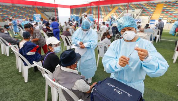 El Ministerio de Salud desarrolla un proceso de vacunación contra el COVID-19 por grupos etarios. (Foto: Andina)