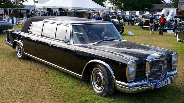 Foto 7 | 4. Mercedes-Benz 600 Pullman Landaulet (1963 – 1981). El 600 Pullman Landaulet es la definición más cercana de una limusina. Hay muchas razones para ser el favorito de los presidentes, reyes y dictadores de todo el mundo. Casi todos los mecanismos de este gigante fueron impulsados por componentes hidráulicos, muy vanguardistas en su momento.
La versión Landaulet tiene un techo convertible de lona. Lo han usado Saddam Hussein, Mao Zedong, Kim Il-sung, Kim Jong-il, Kim Jong-un e incluso el Papa.