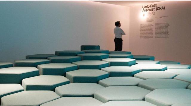 Sófas interactivos. ¿Quién no desea manejar su sofá a través de una app? Este mueble está compuesto de módulos hexagonales que facilita al usuario subir y bajar con la Tablet para conseguir  la máxima comodidad.