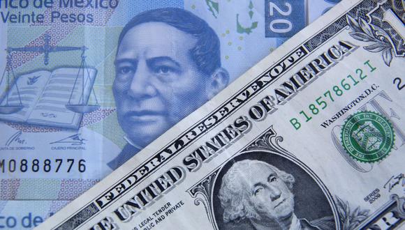 Billetes de peso mexicano y dólar estadounidense. Photographer: Susana Gonzalez/Bloomberg