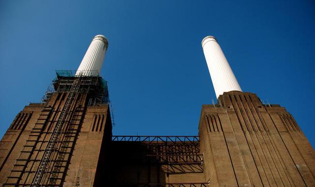 5. Battersea Power Station. Sus cuatro altas chimeneas, blancas, moldean el paisaje del sur de la ciudad, río arriba, y han servido para establecer notables icónicas imágenes. Todo fan de Pink Floyd la reconocerá al instante: sirve de portada a Animals, u
