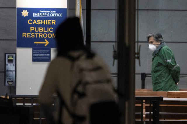 El exmandatario Alejandro Toledo sale de la prisión de Maguire. (Foto: EFE)