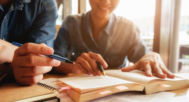 FOTO 1 | 1.Conocé tus fortalezas
Para tener éxito en la Universidad, y poder tener un trabajo prometedor a futuro, lo importante es encontrar algo en lo que realmentete sientas a gusto, te interese y tengas talentos que puedas aplicar. Por un lado tener facilidad y gusto por lo que estudiás te permitirá disfrutar tu paso por la Universidad y realmente lo aprovecharás. Por otro lado, a nivel laboral tener talento en esa área te permitirá aportar cosas valiosas y transformarte en alguien único e imprescindible.
Para descubrir en qué sos bueno podés hacerte una serie de preguntas como “¿Cuál fue tu mayor logro?” o “¿Qué tareas realmente disfrutas?” “Si el dinero no fuese un impedimento ¿qué te gustaría hacer?” “¿Qué actividades disfrutás hacer?” (Foto: Freepik)