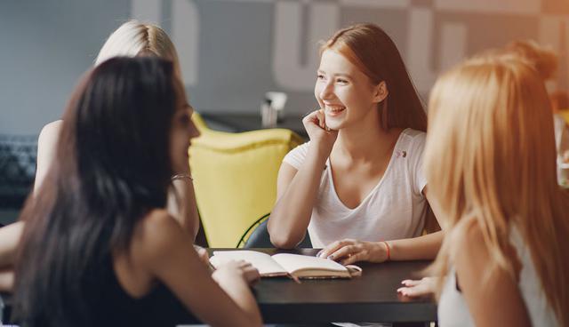 FOTO 4 | 4. Ser curioso

Los jóvenes del mundo están reconstruyendo los sistemas a los que nos hemos aferrado durante décadas. Movimientos como la Primavera Árabe, y los más recientes esfuerzos de descolonización en Sudáfrica, son liderados por generaciones más jóvenes que exigen las libertades y los derechos que les han prometido. Gardini reflexiona sobre cuánto ha aprendido de sus estudiantes. Al verlos insistir en la educación y tratar de resolver conceptos difíciles, se siente fortalecida por estos jóvenes que creen tener todo el derecho de cuestionar sistemas injustos.

La diseñadora de moda Valerie Amani, por su parte, atribuye su sentido de curiosidad a las tantas preguntas que le hacen sus sobrinas. Explica: “Cuando era adolescente, consideraba que eso era sumamente irritante porque no comprendía por qué querían saber tanto. Mirando hacia atrás, me doy cuenta de la importancia de ser curioso, estar alerta y no solo hacer preguntas, sino hacer preguntas hasta obtener una respuesta real”. (Foto: Freepik)