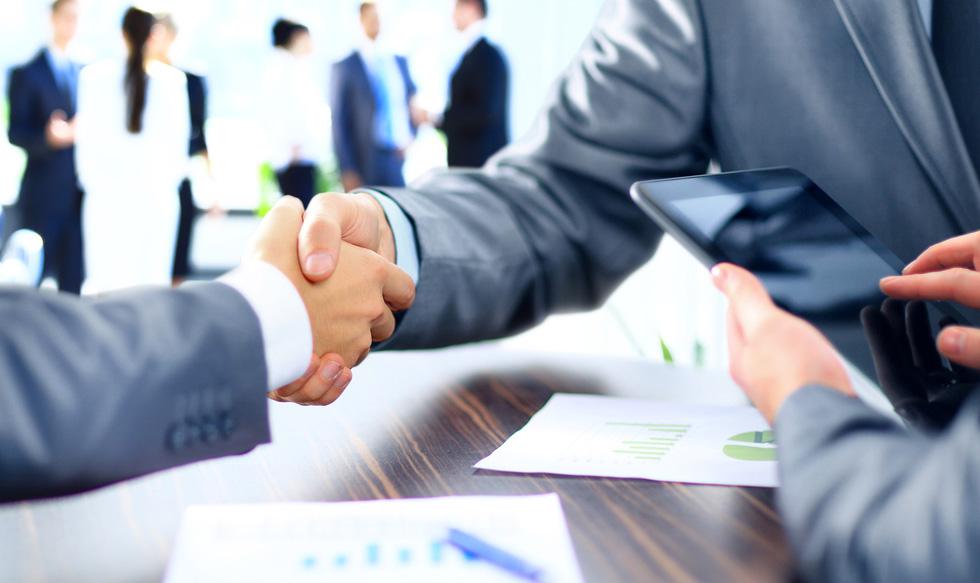 Foto 7 | Trabaja con alguien que te “empuja” al extremo. Una de las razones por las cuales Steve Jobs pudo hacer crecer Apple fue porque el “empujaba” a la gente. Claro que Jobs podía ser agresivo y algo “cruel”, pero también conseguía sacar lo mejor de las personas. Puedes encontrar las mismas cualidades en un cofundador, en un socio, mentor, amigo o empleado. Lo más importante es que preveas el mismo nivel de expectación en todo tu equipo.