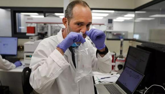 Un investigador realiza una demostración de la prueba de detección del nuevo coronavirus expirando por la nariz el 21 de julio de 2020 en un laboratorio de la empresa NanoScent en Misgav, Israel. AFP