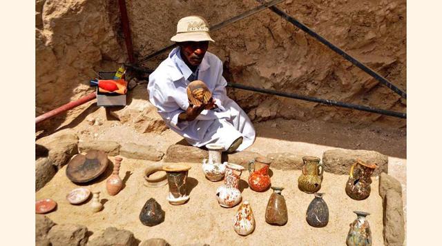 Máscaras y objetos cerámicos del ajuar funerario.