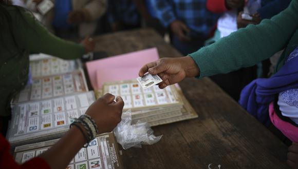 Hasta que se produzca el cierre oficial de todas las casillas, la autoridad electoral prohíbe publicar encuestas a pie de urna. (Foto: AP)