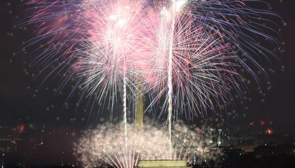 Los fuegos artificiales iluminan el cielo sobre el Lincoln Memorial en el National Mall durante las celebraciones del Día de la Independencia en Washington, DC el 4 de julio de 2021. (Foto: ROBERTO SCHMIDT / AFP)