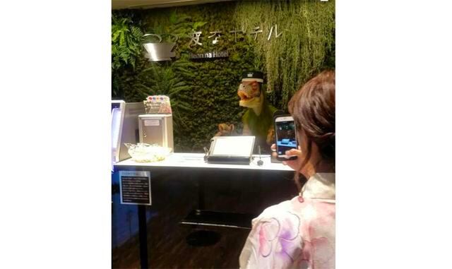 Hotel con un robot dinosaurio en la recepción. Este hotel fue aún más audaz: en vez de los recepcionistas hay un robot. Un robot dinosaurio con un gorrito.