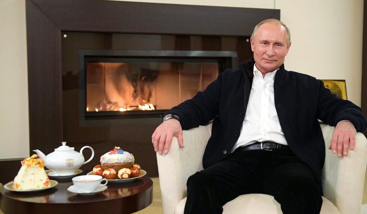 El presidente ruso, Vladimir Putin, felicita a los creyentes por la Pascua ortodoxa en su residencia en las afueras de Moscú, durante un estricto encierro en Rusia para detener la propagación del Covid-19, causado por el nuevo coronavirus. (Foto: AFP/Alexei Druzhinin/Sputnik)