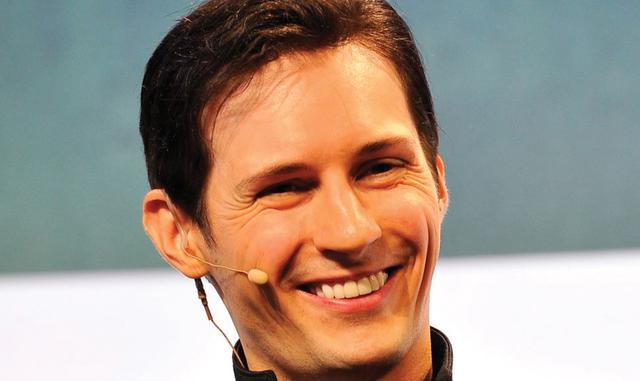 FOTO 2 | Pavel Durov, quien destacaba más que su hermano, llamaba la atención por lanzar billetes por la ventana de su local o aparecer en las redes sociales con el dedo medio en alto en un gesto obsceno. El éxito de VKontakte generó fricciones con las autoridades y sus accionistas, porque vendió VK en el 2014 tras meses de conflicto. Acabó yéndose de Rusia después de haberse negado a entregar al FDS (el servicio de inteligencia) los datos personales de activistas proeuropeos ucranianos. (Foto: AFP)