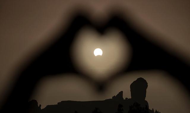 3. El primer eclipse total en un siglo que recorrió Estados Unidos de costa a costa inspiró propuestas de matrimonio, promovió reuniones familiares y descansos del trabajo para presenciar con asombro uno de los fenómenos más raros del cosmos.