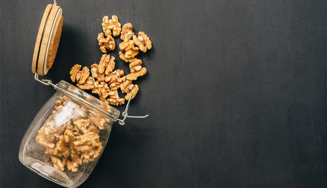 FOTO 2 | 9. Alimentos como las nueces, las semillas o aceite de linaza, aceite de se caracterizan por tener ácidos grasos poliinsaturados. Sin embargo, el noveno factor de riesgo en la dieta de los latinoamericanos es la carencia de estos ácidos. (Foto: Freepik)