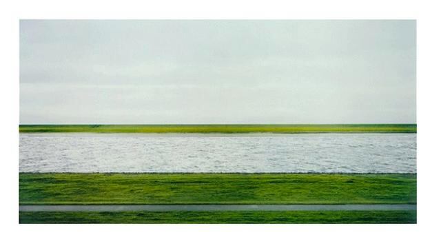 Rhein II. La imagen del alemán Andreas Gursky fue hasta el 2014 la instantánea más cara. Se vendió en US$ 4.3 millones. La obra muestra el río Rin, y se encuentra alterada con respecto a la toma original para lograr ese aspecto tan cuidado.